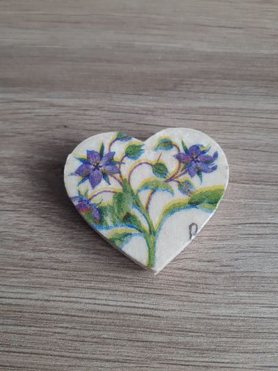 Dřevěný magnet s modrými květy